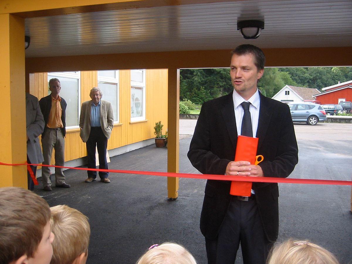 Rektor Jon-Are Åmland står klar med saksen for å klippe snoren til ny skole